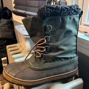Sorel waterproof snow boots. Forest green